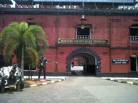 Petang Itu di Benteng Van Der Wijck