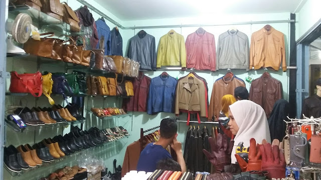 Belanja Ragam Produk Kulit di Sukaregang Garut